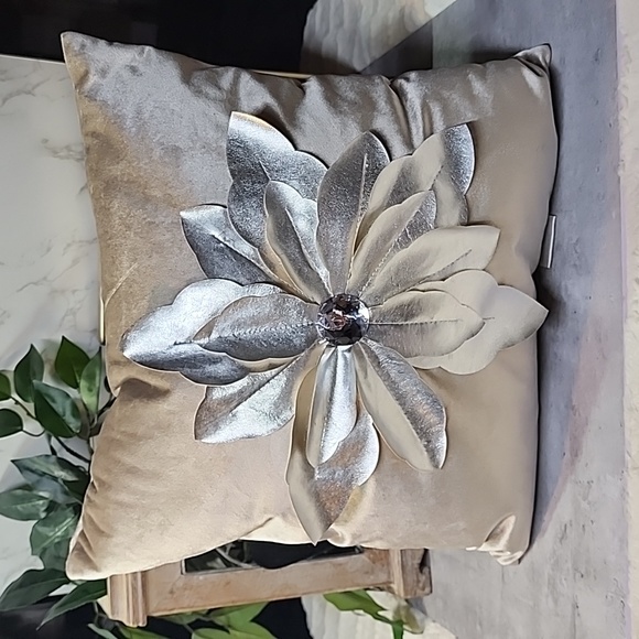 Throw pillows - Picture 2 of 10